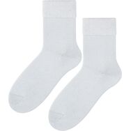 Popielate, bezuciskowe skarpetki medyczne z frotte